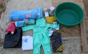  / Merina Milimo (Zambija) je ponijela ćebence za bebu, pelene, zatvarač za pupčanik, vatu, maramice, uloške i posudu. Ponijela je i odjelce za bebu i drugu odjeću.